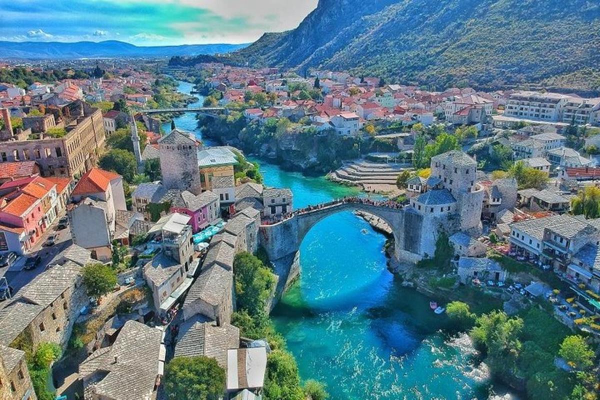 een luchtfoto van een stad met een brug over een rivier