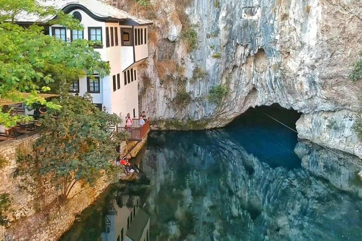 uma vista de um rio com uma caverna em um penhasco
