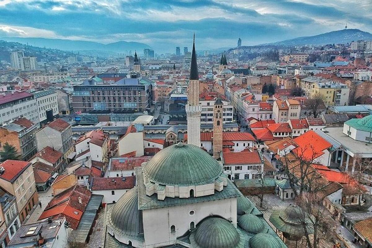 uma vista aérea de uma cidade com uma mesquita