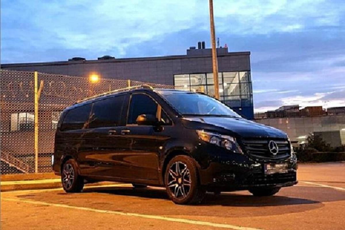 čierne SUV zaparkované na parkovisku