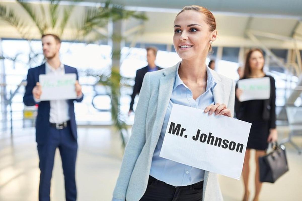 Una mujer sosteniendo un cartel del Sr. Johnson
