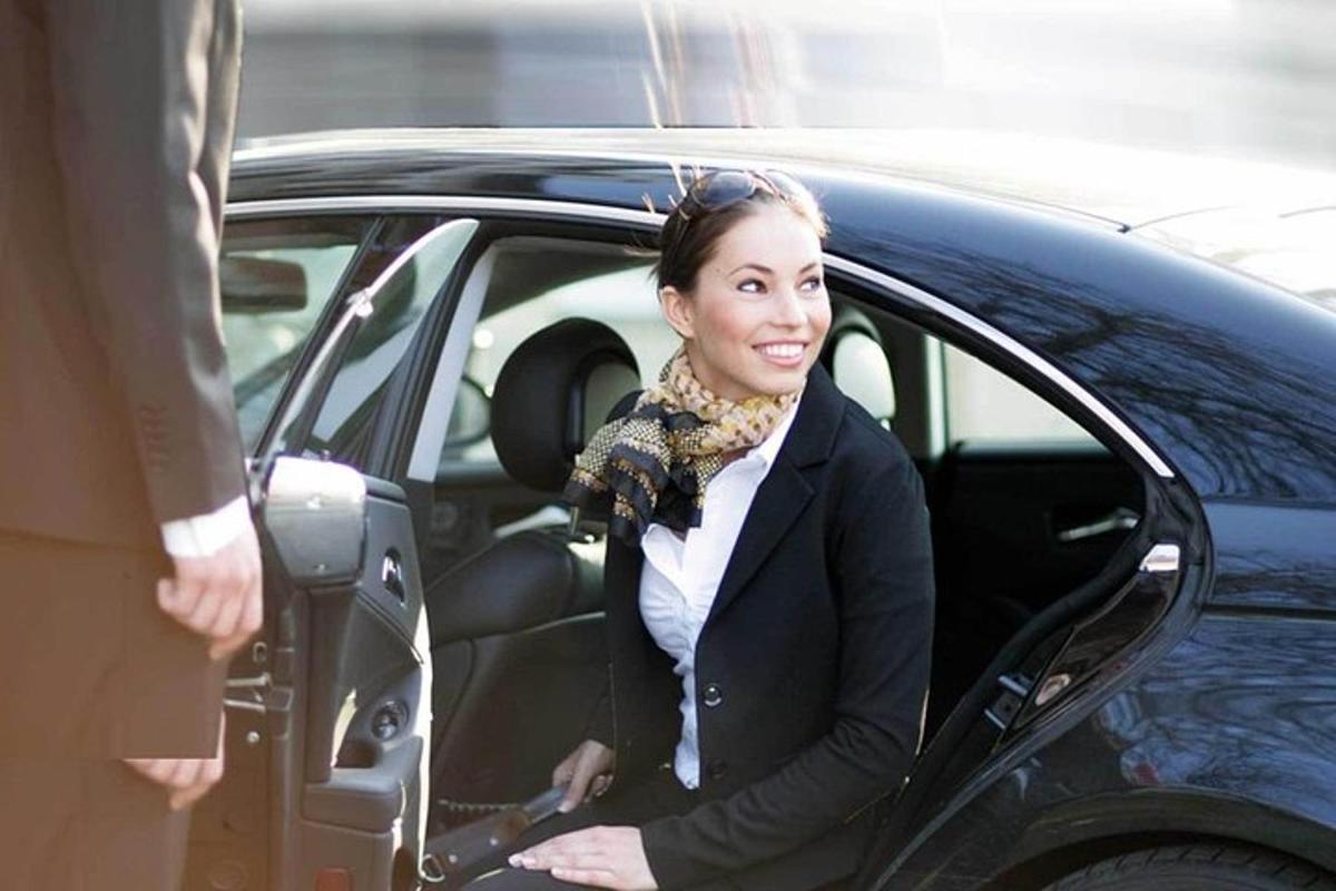 uma mulher sentada no banco de trás de um carro