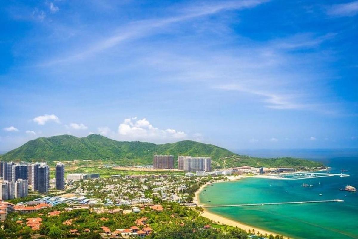 una vista d'una platja amb edificis i l'oceà