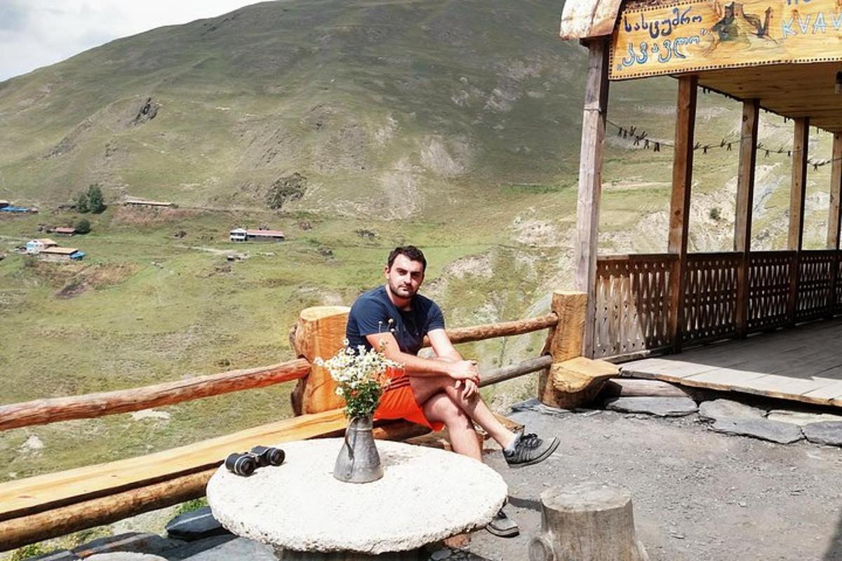 muž sedící na verandě se stolem