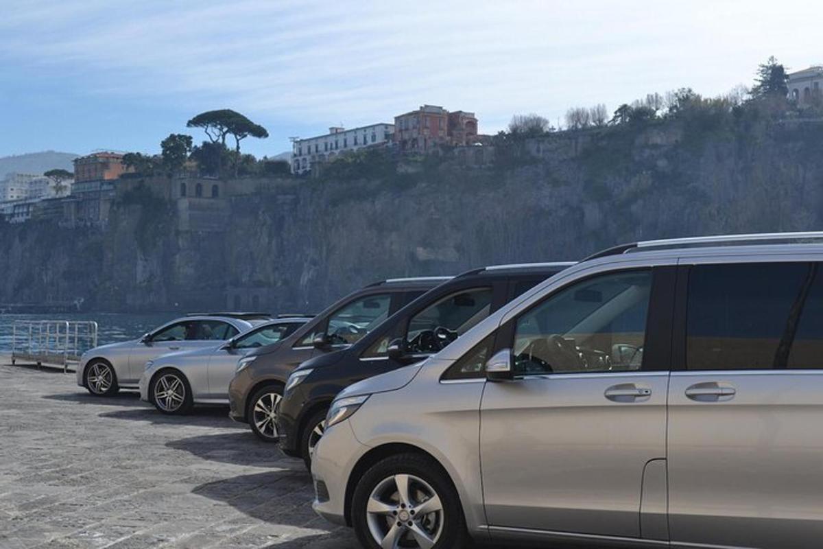 una fila di auto parcheggiate vicino all'acqua