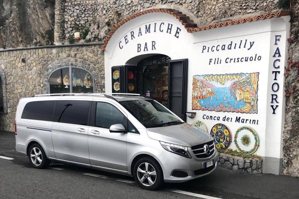 un furgone argentato parcheggiato davanti a un bar