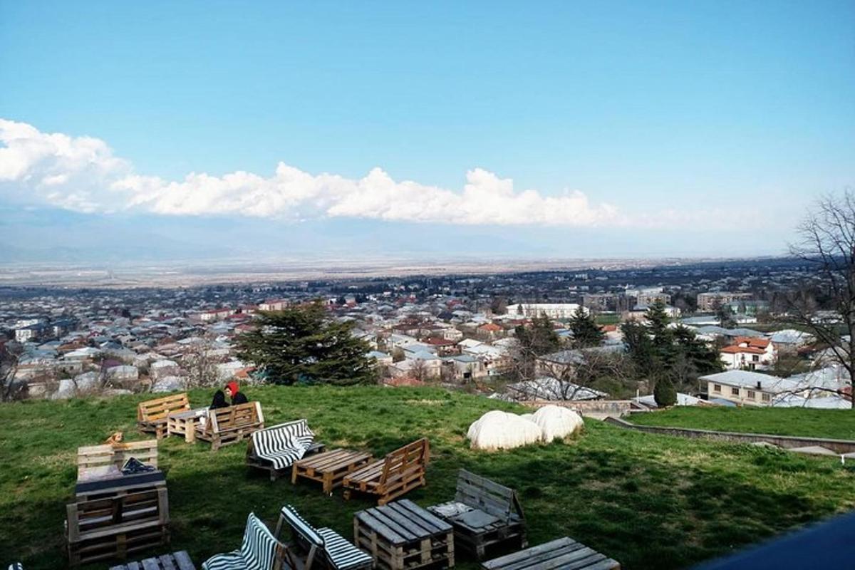 skupina židlí sedících na vrcholu kopce