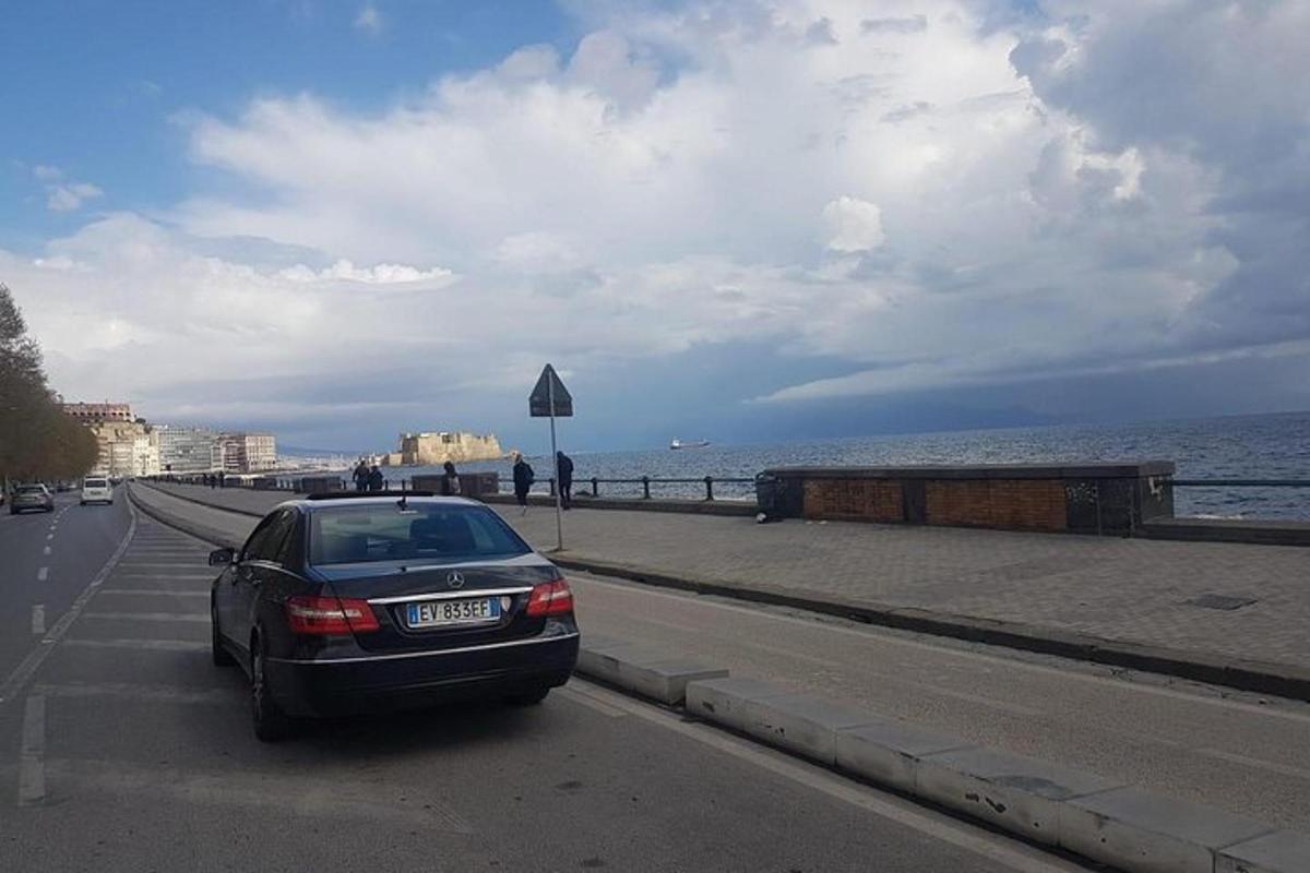 un cotxe que circula per una carretera al costat de l'oceà