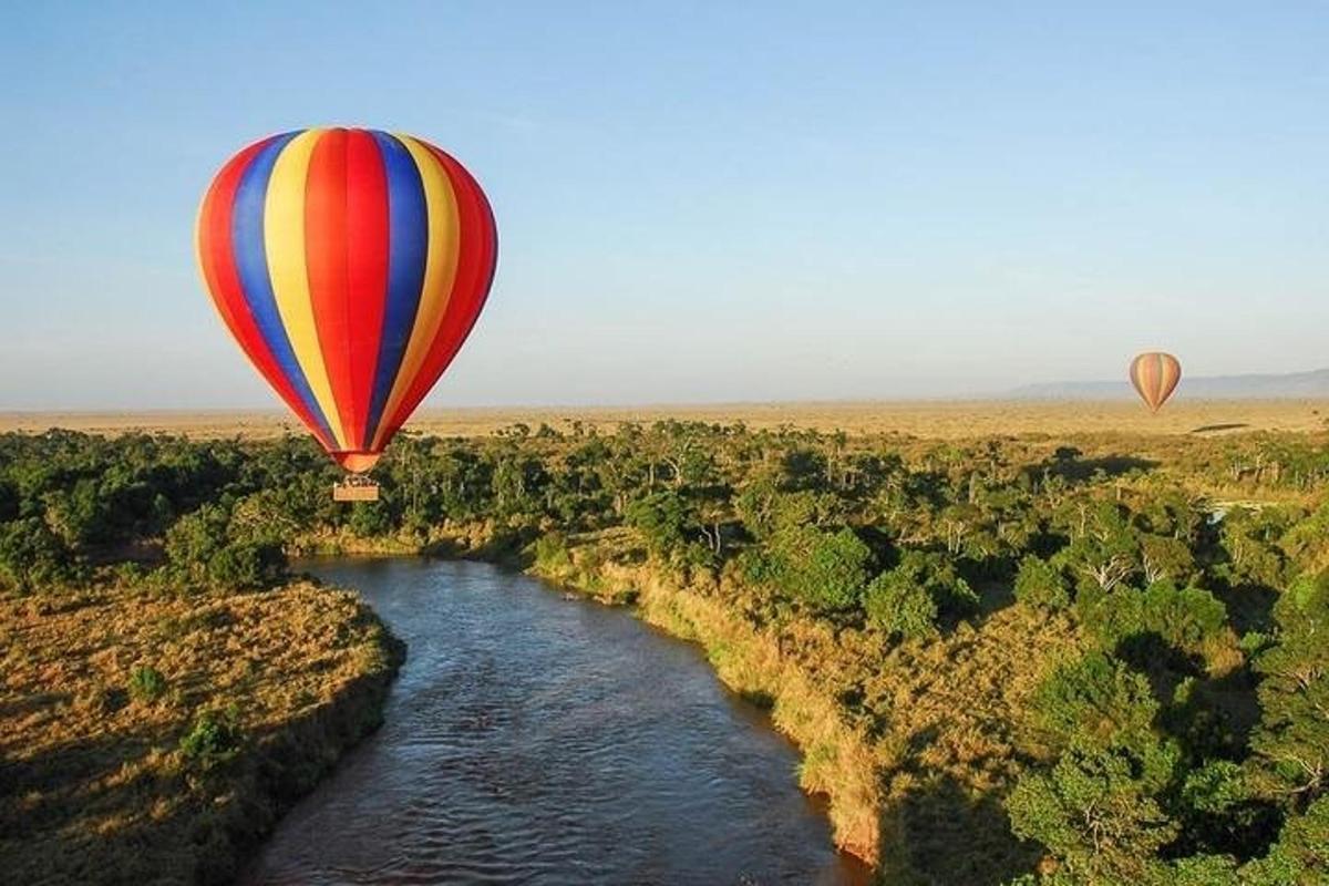 dva balona na vroč zrak letita nad reko