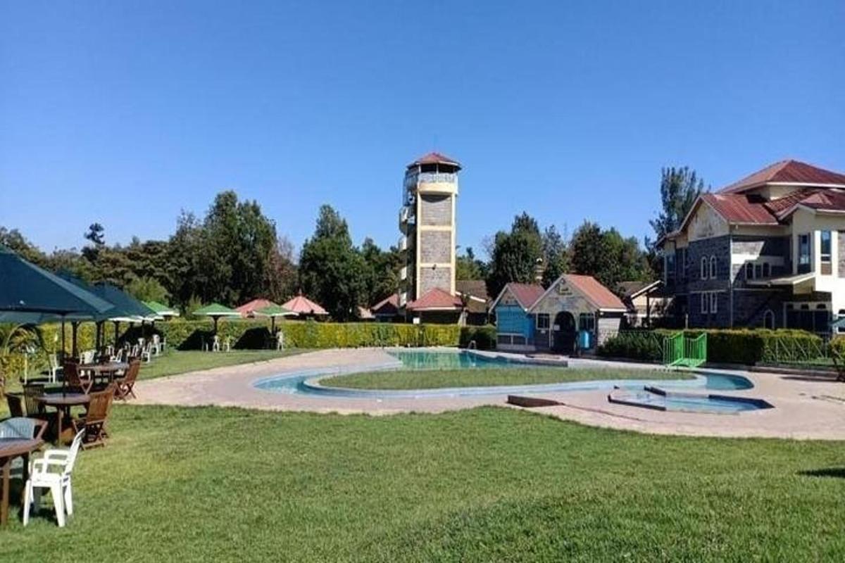letovišče z bazenom in stolpom z uro