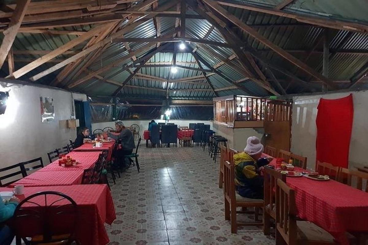skupina ljudi, ki sedijo za mizami v restavraciji