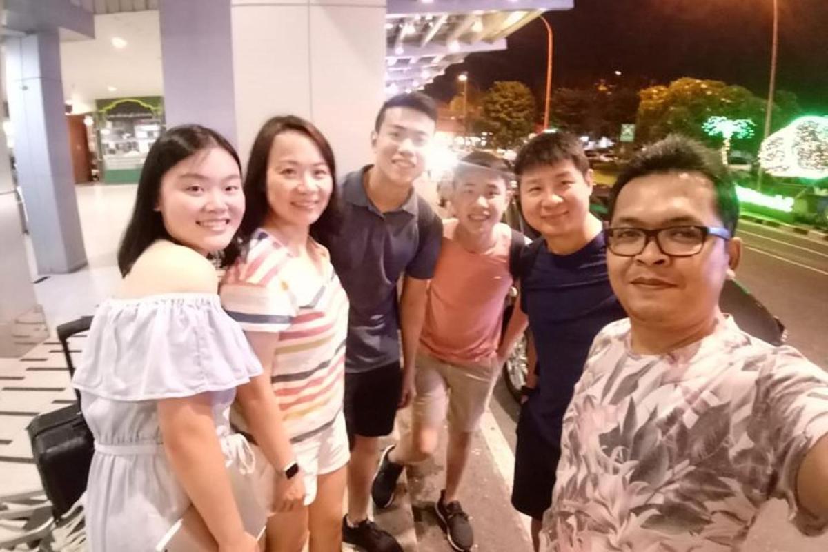 un gruppo di persone che posano per una foto