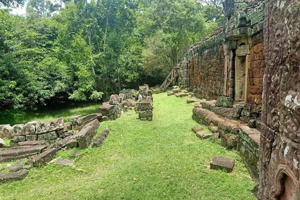 skupina kamenných ruin před budovou