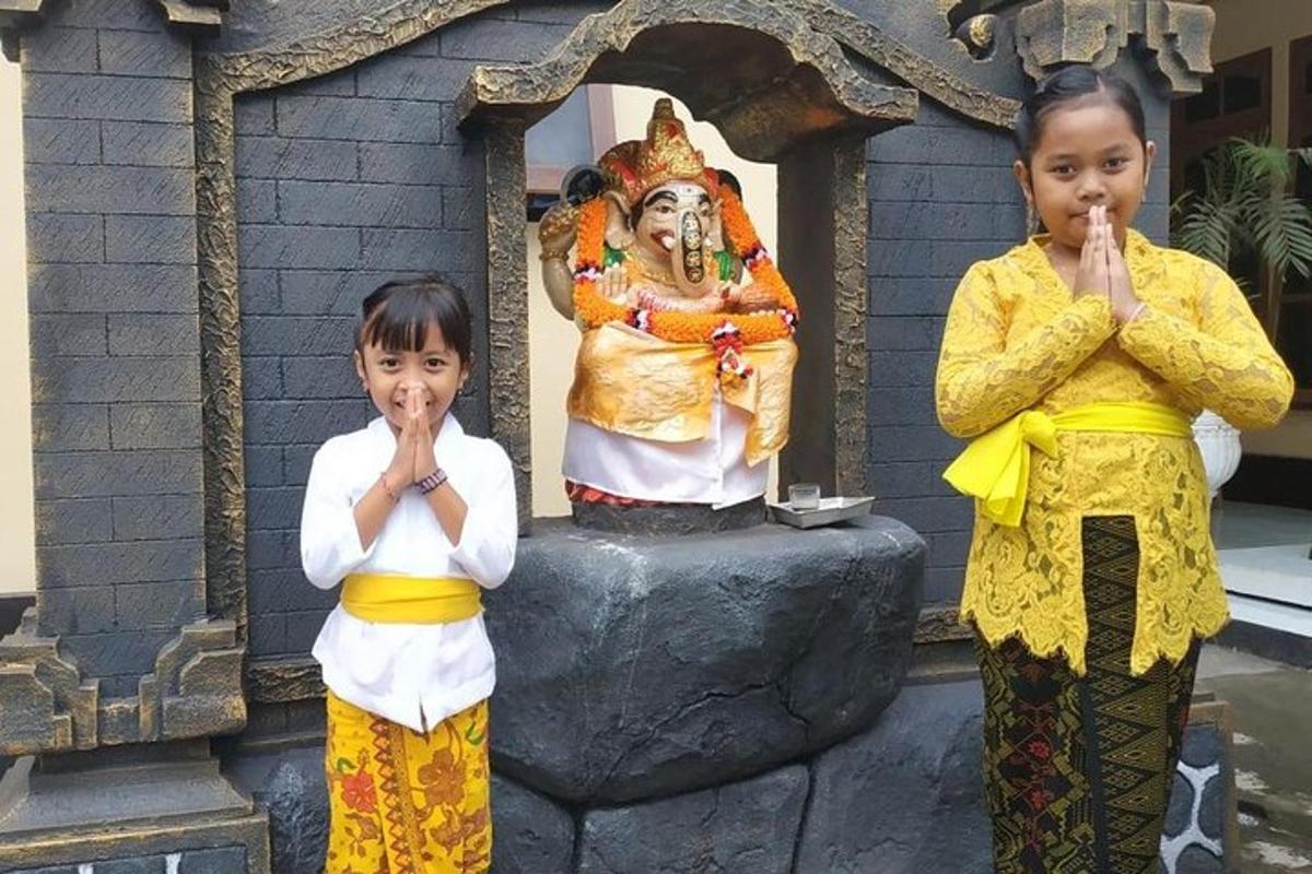 duas crianças em pé ao lado de uma estátua de uma mulher