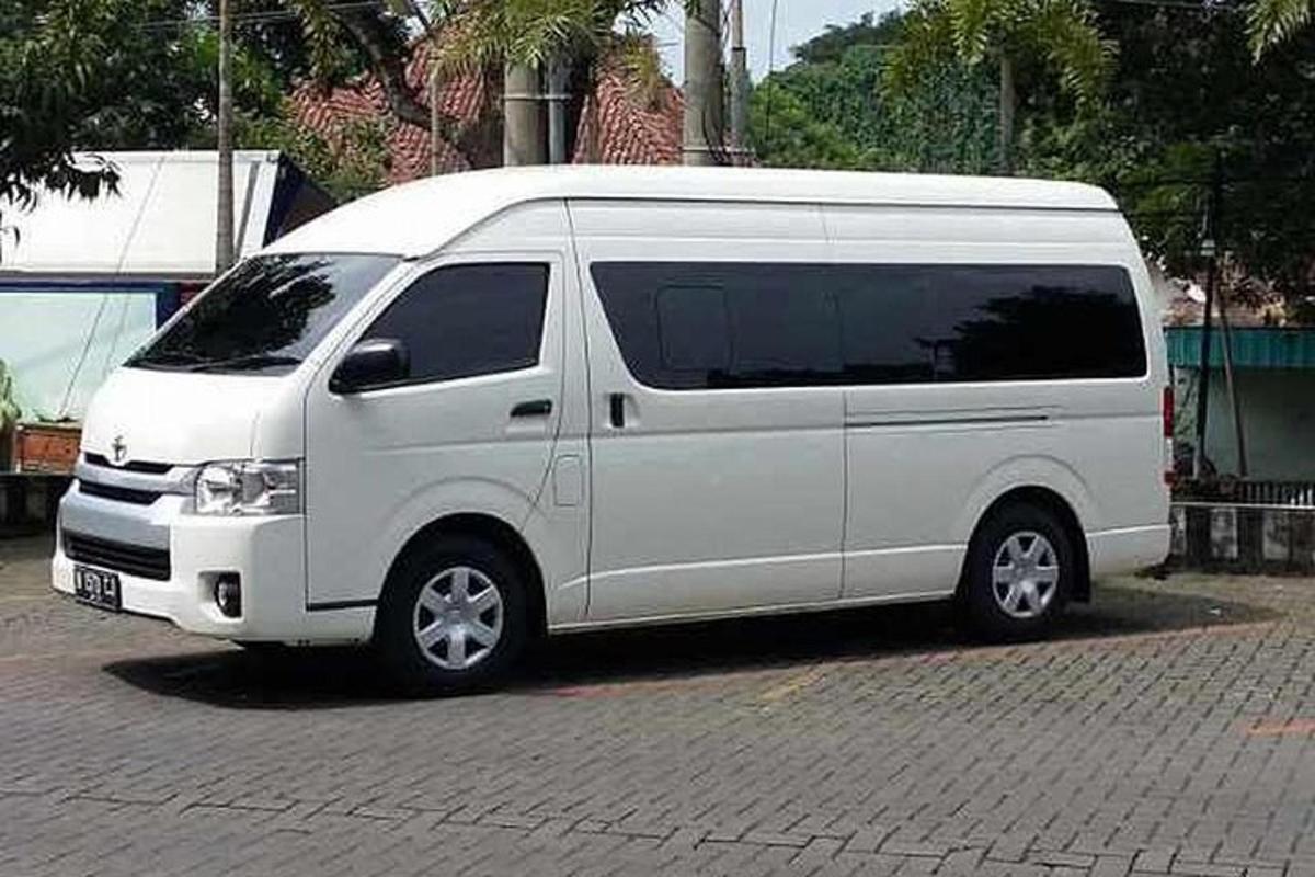 uma van branca estacionada em um estacionamento