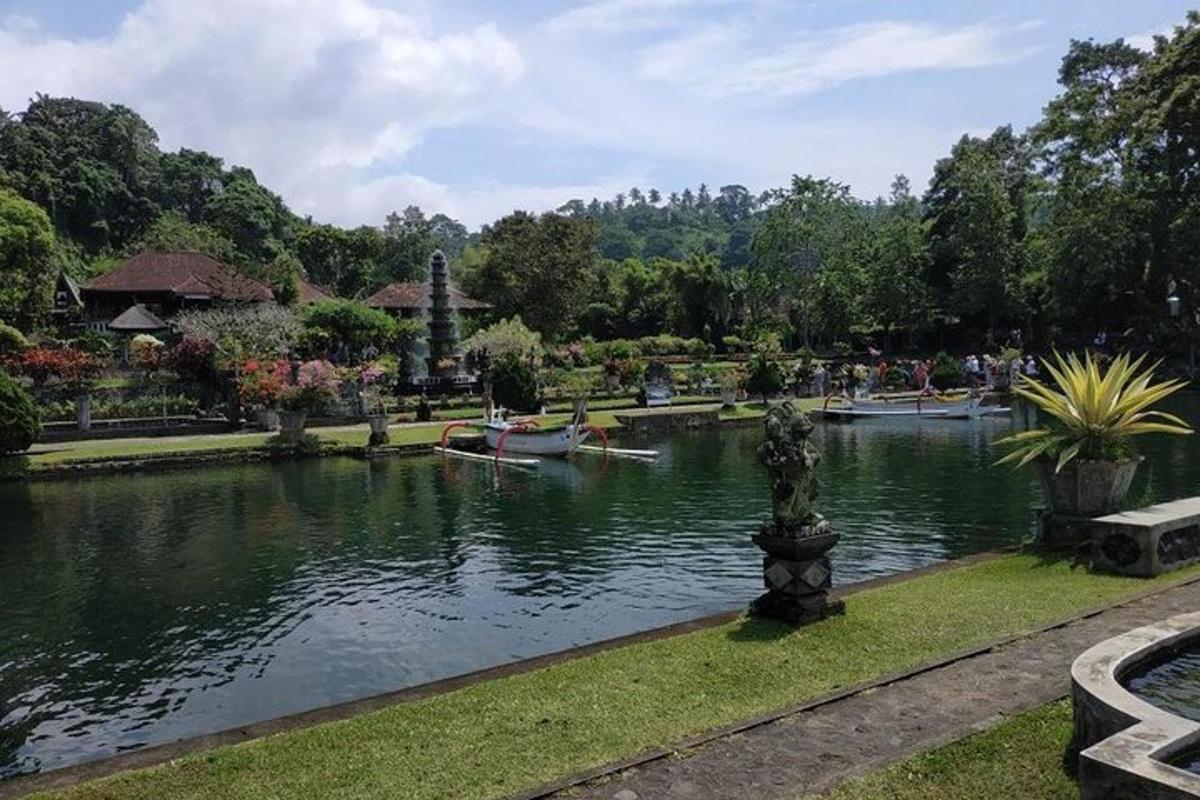 Un estanque en un parque con barcos en él.