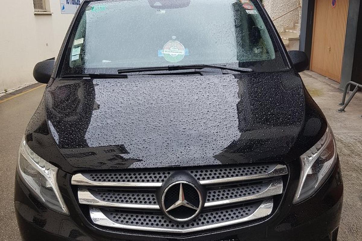 isang kotseng mercedes benz na nakaparada sa isang garahe
