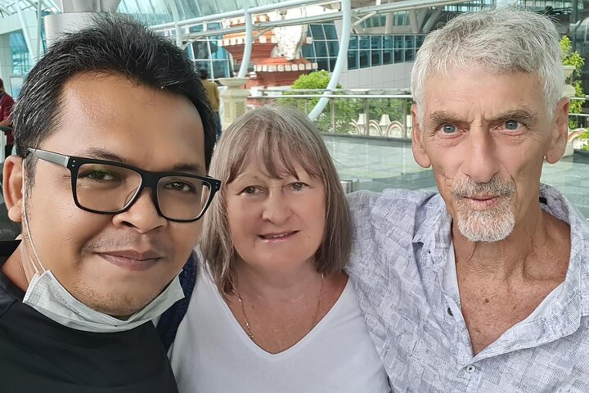 um homem e uma mulher posando para uma foto