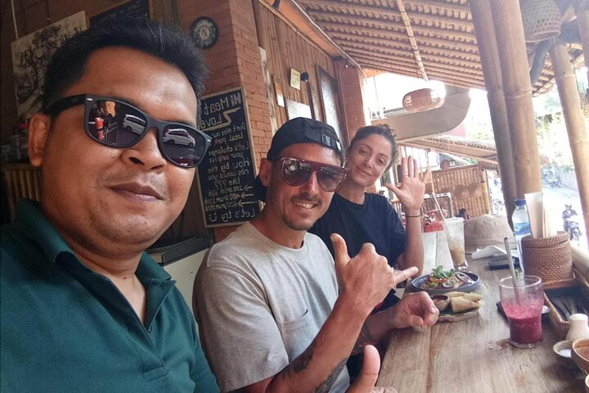 três homens sentados à mesa de um restaurante