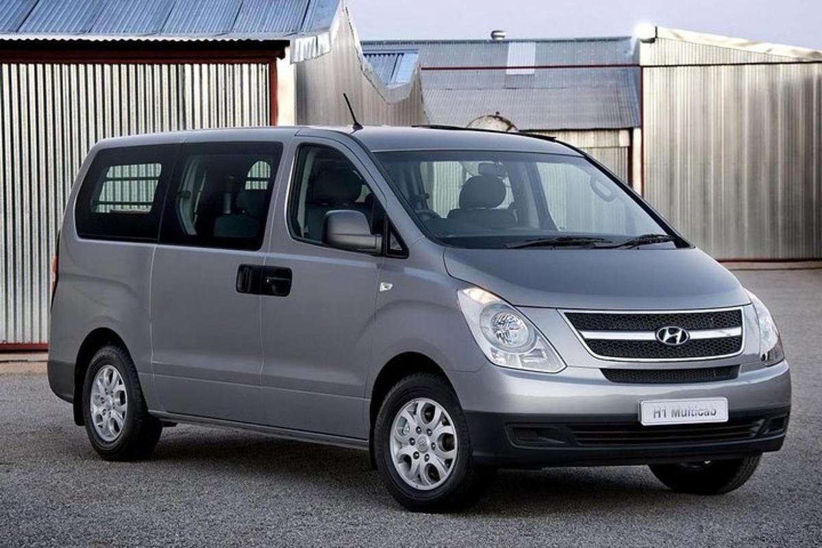 isang silver van na nakaparada sa isang parking lot