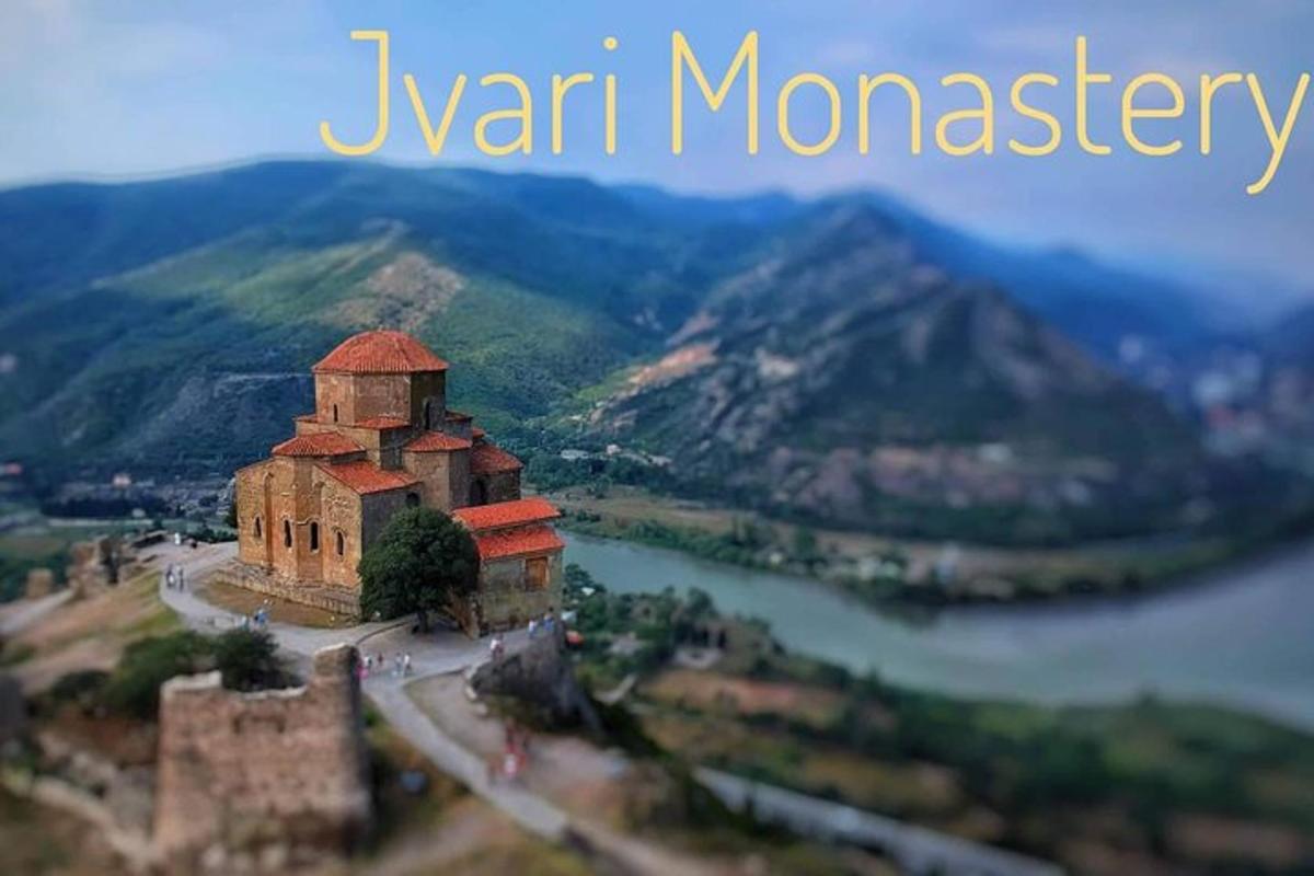 arka planda bir dağ bulunan bir binanın resmi