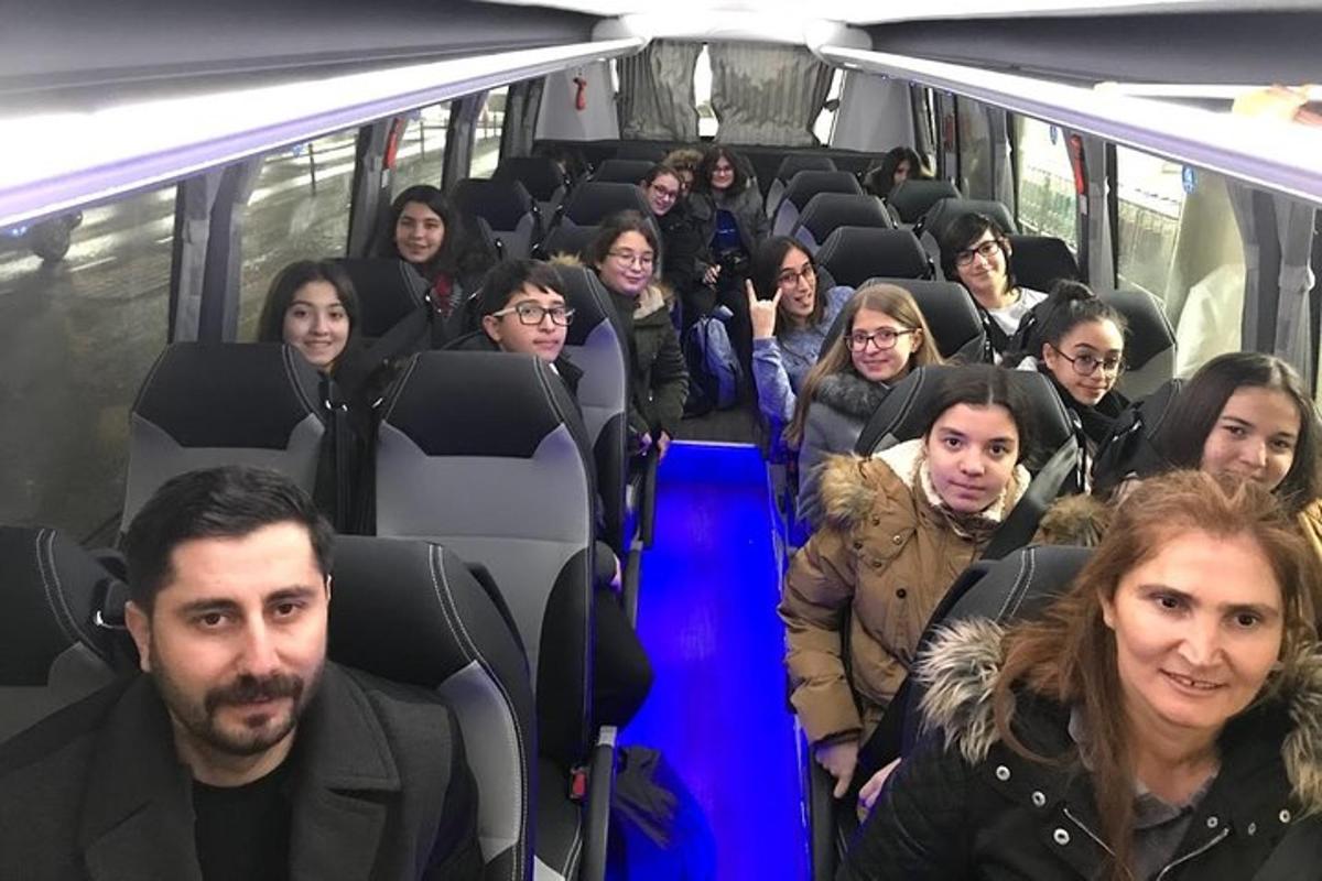 skupina lidí sedících v autobuse