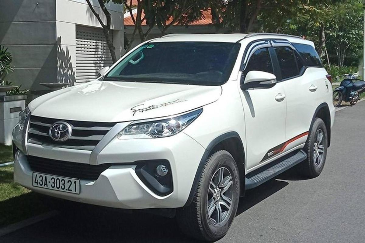 una Toyota Fortune bianca parcheggiata su una strada