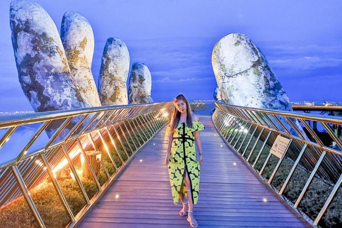 una donna in piedi su un ponte davanti a una scultura