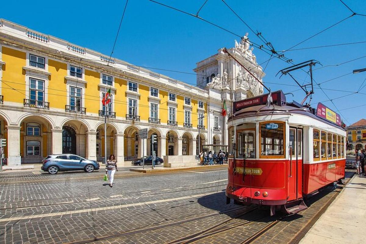 červená tramvaj na ulici před budovou