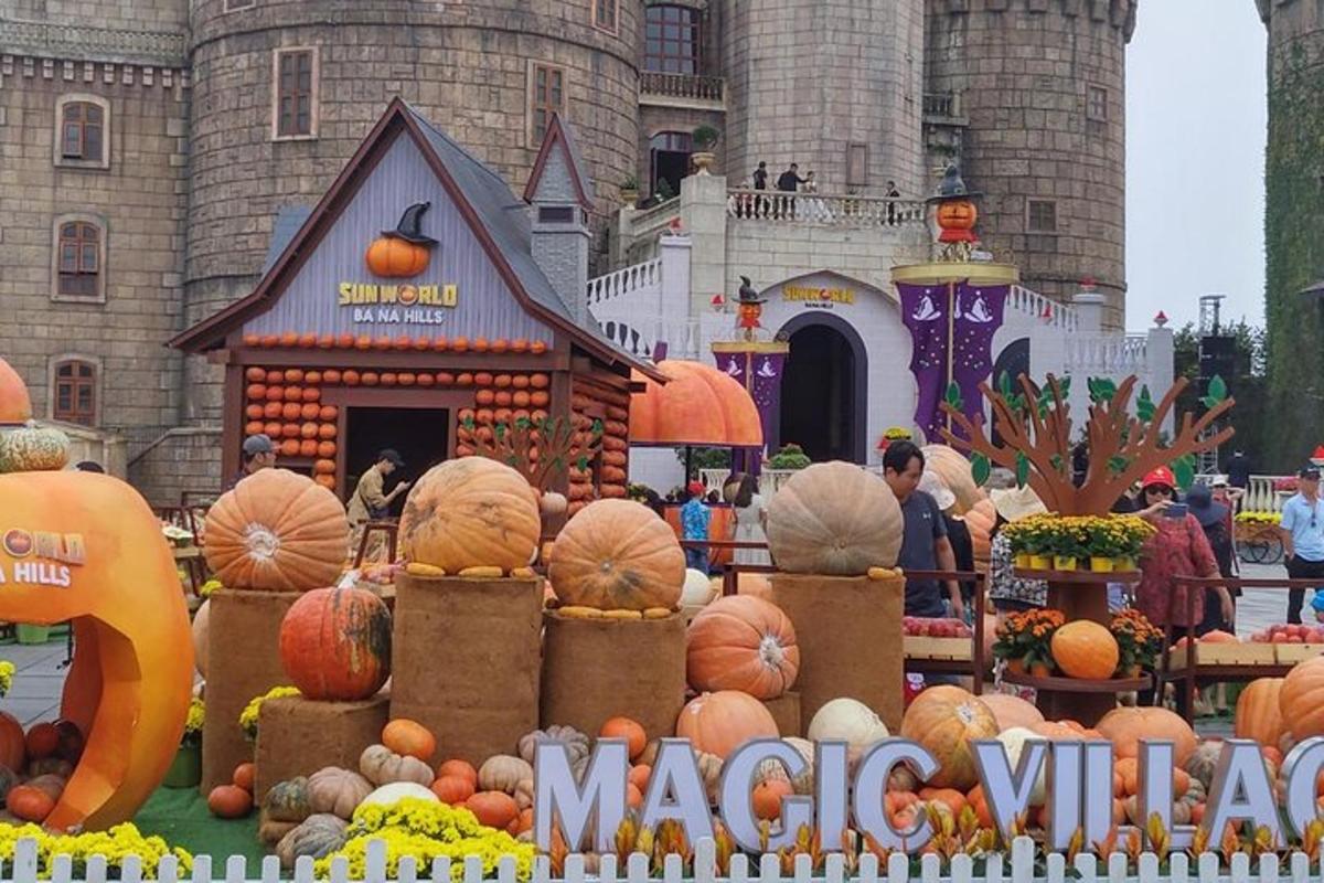 una mostra di zucche davanti a un castello
