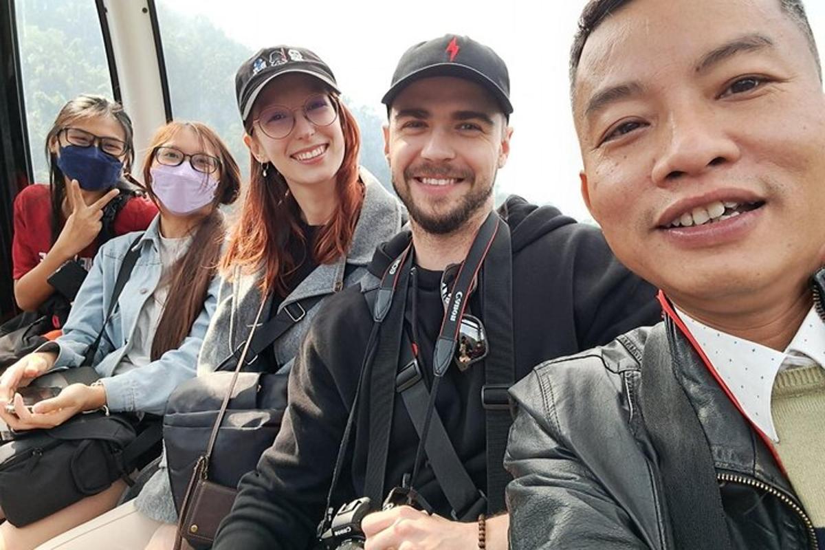 un gruppo di persone che indossano maschere su un autobus