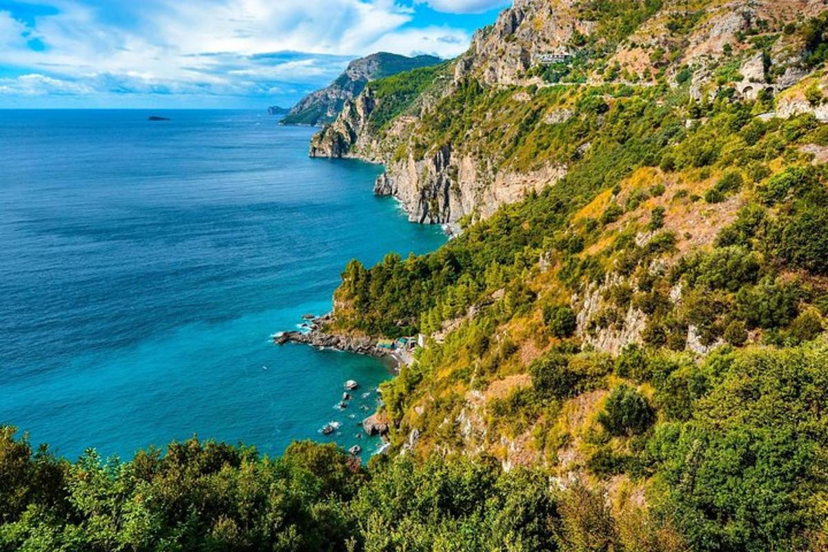 Pohled na pobřeží Amalfi v Itálii