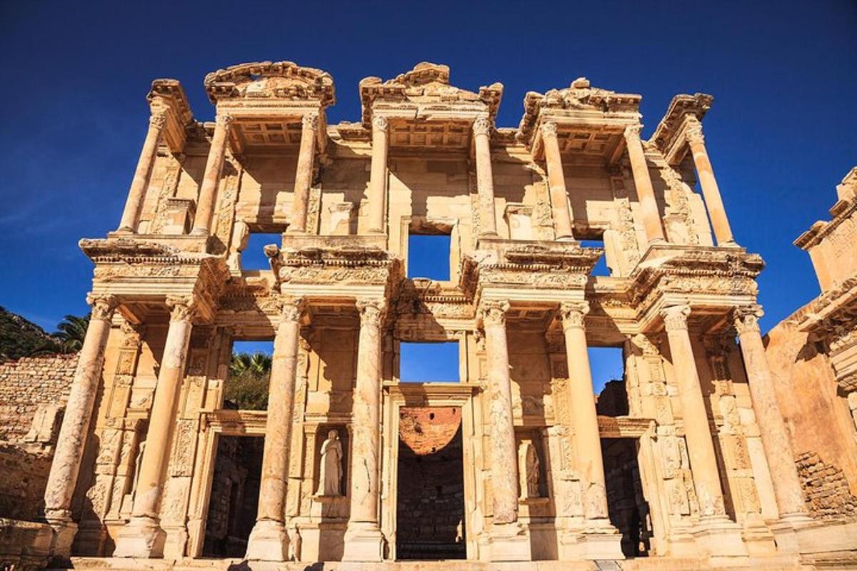 un antico edificio con colonne e un cielo azzurro