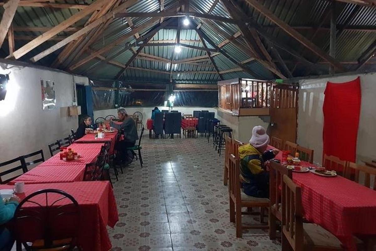 ruang makan dengan orang duduk di meja