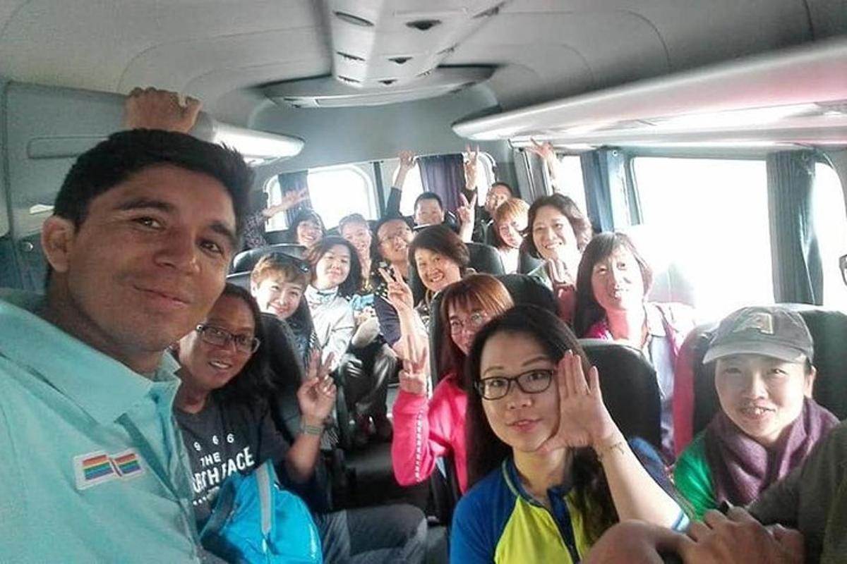 un gruppo di persone che viaggiano su un autobus