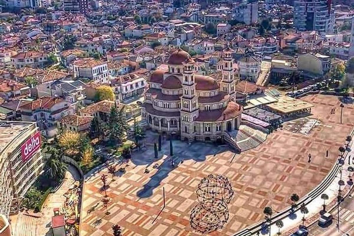 μια πανοραμική θέα μιας πόλης με ένα μεγάλο κτίριο