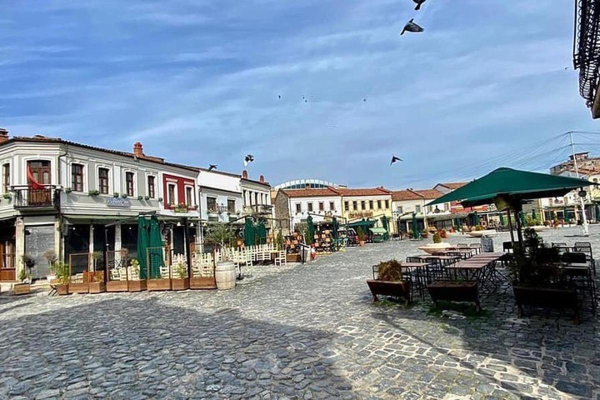 městská ulice se stoly, židlemi a budovami