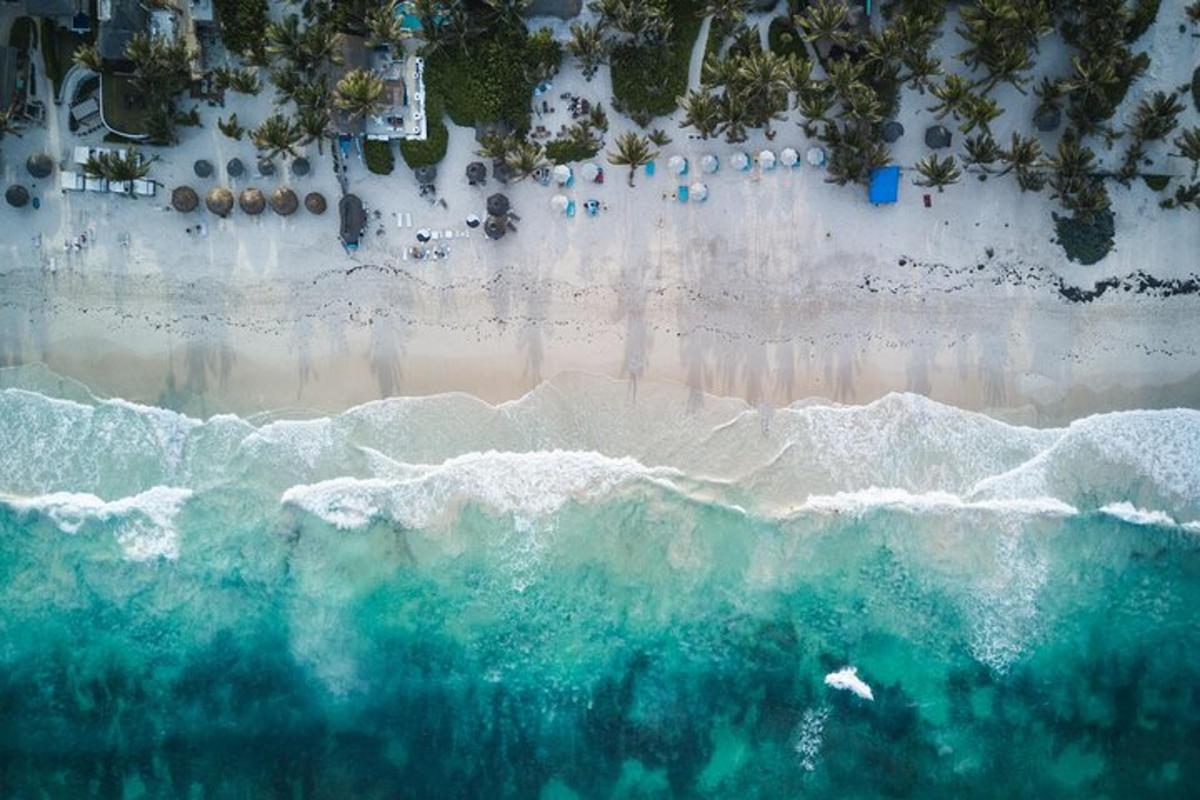 pemandangan udara pantai dan lautan