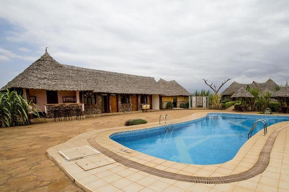 resort s bazénem před budovou