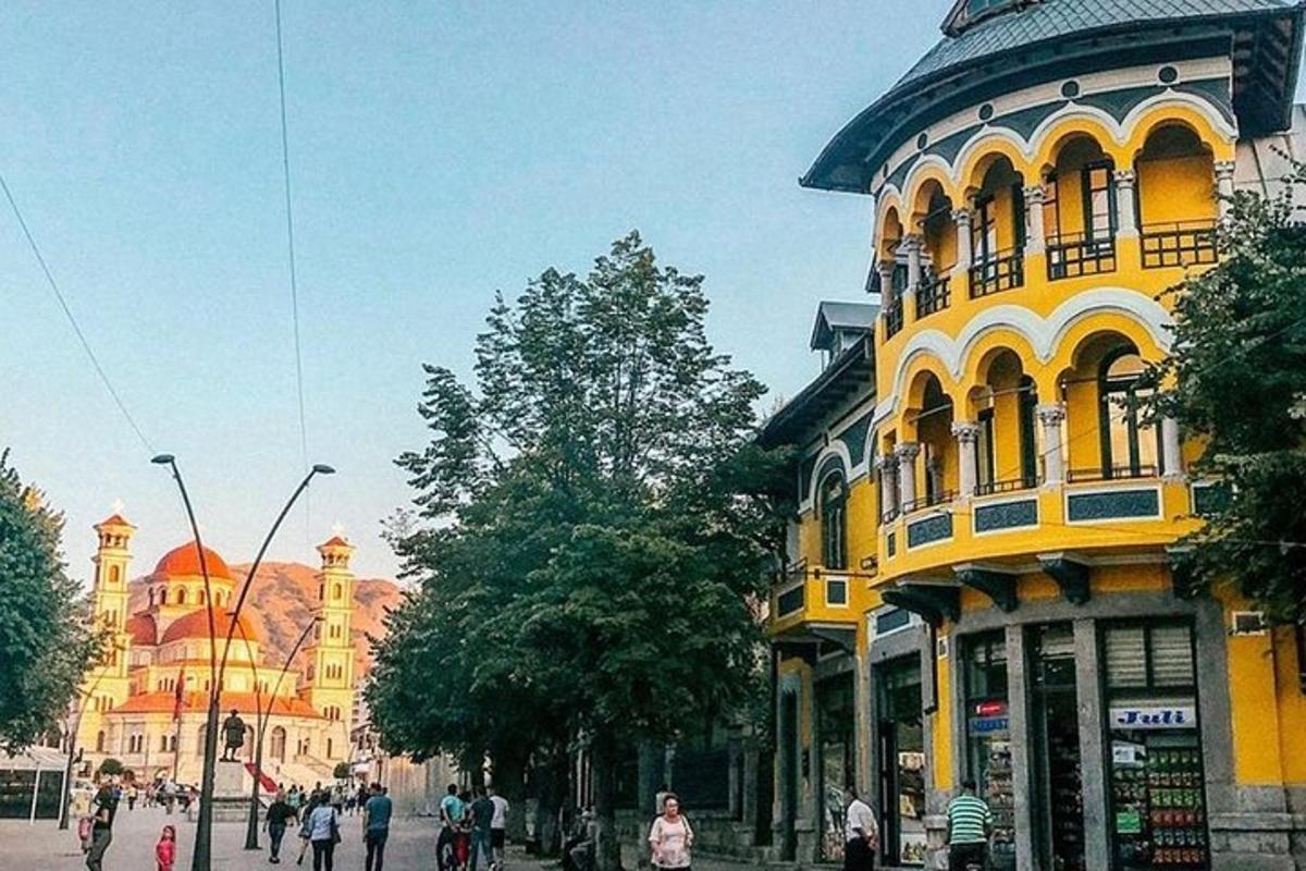 ένα κίτρινο κτίριο με ανθρώπους που περπατούν σε έναν δρόμο της πόλης