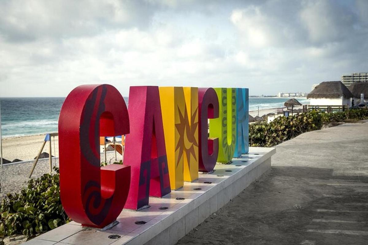 uma grande placa que diz aberto na praia