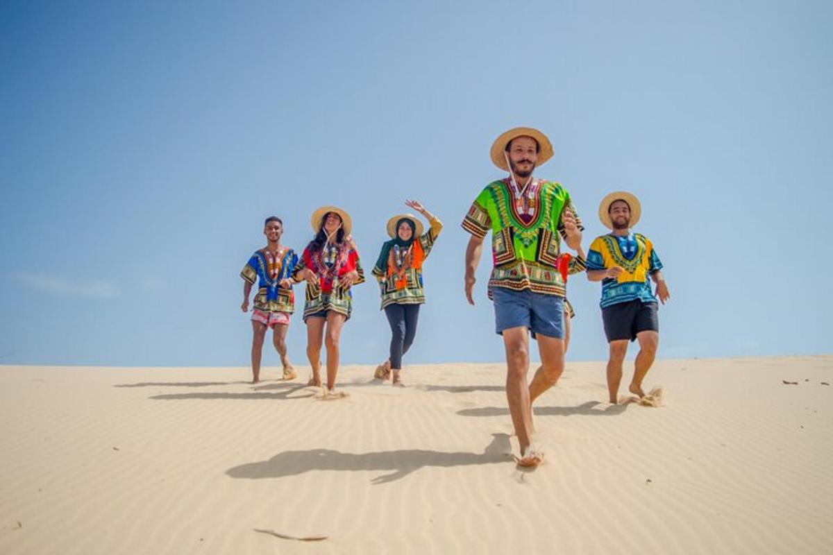 um grupo de pessoas caminhando na praia