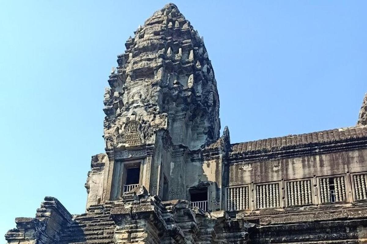 Un edificio antiguo con una torre encima.