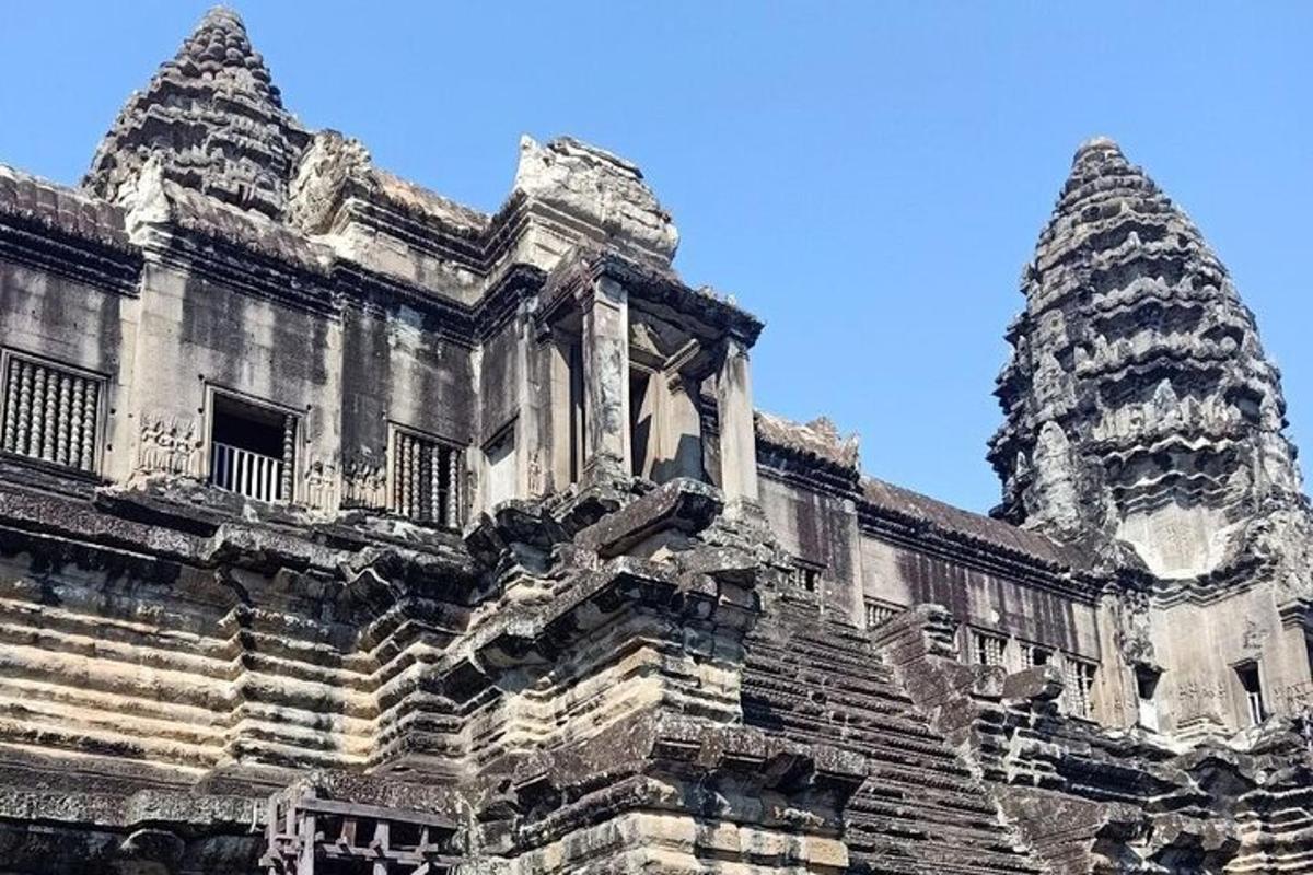 un antic edifici de pedra amb dues torres al damunt