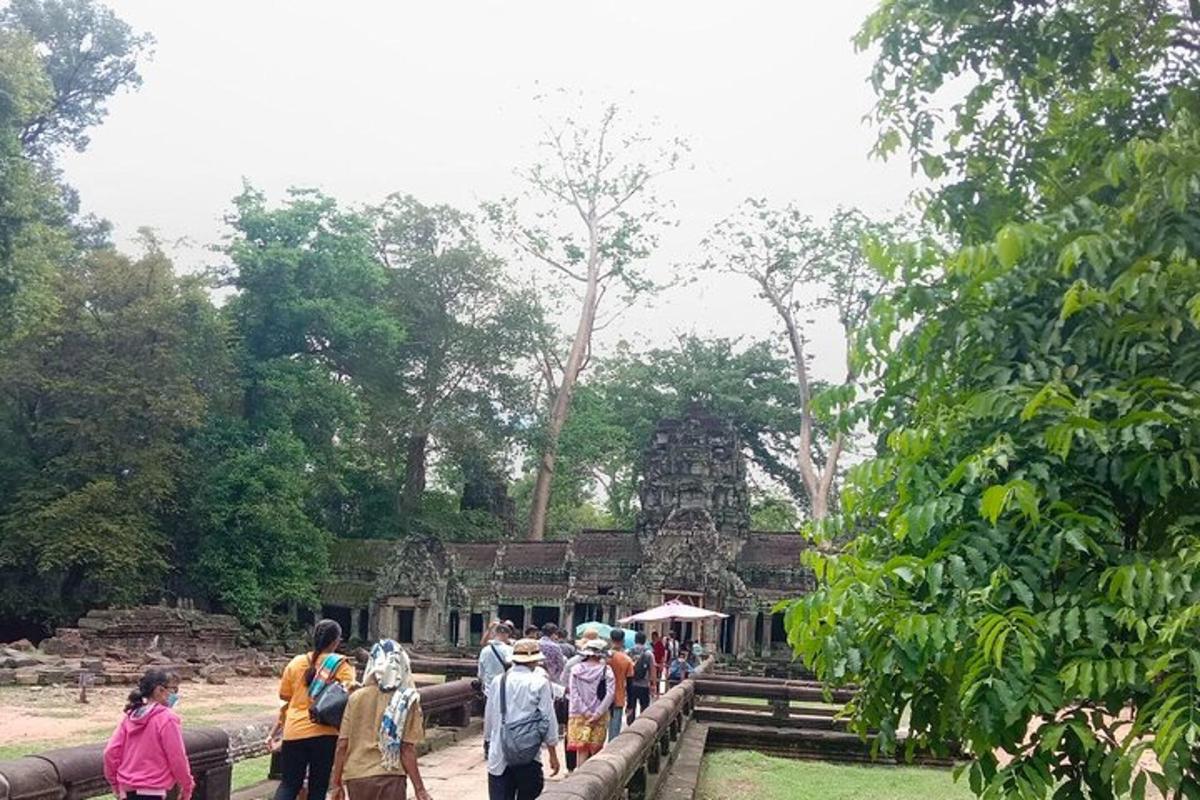 un grup de persones caminant davant d'un temple