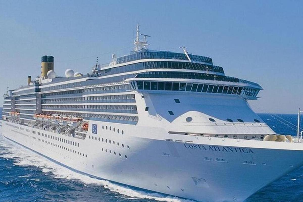 ένα μεγάλο κρουαζιερόπλοιο στον ωκεανό