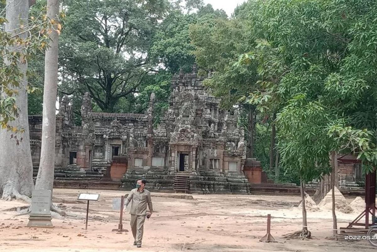 una persona caminando frente a un templo