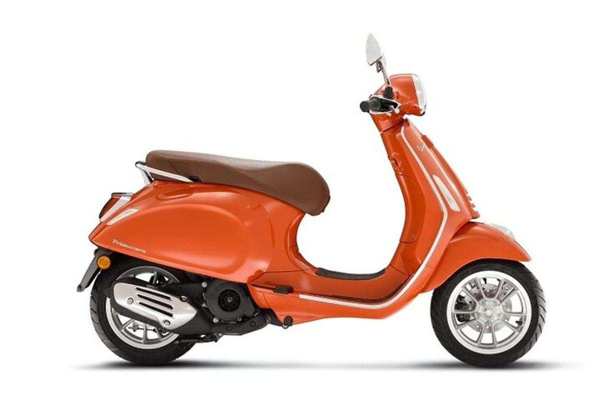 Un scooter naranja sobre un fondo blanco