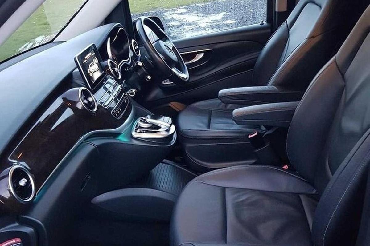 uma vista dos bancos traseiros de um carro