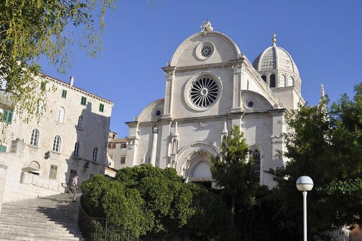 un grande edificio bianco con una torre dell'orologio su di esso